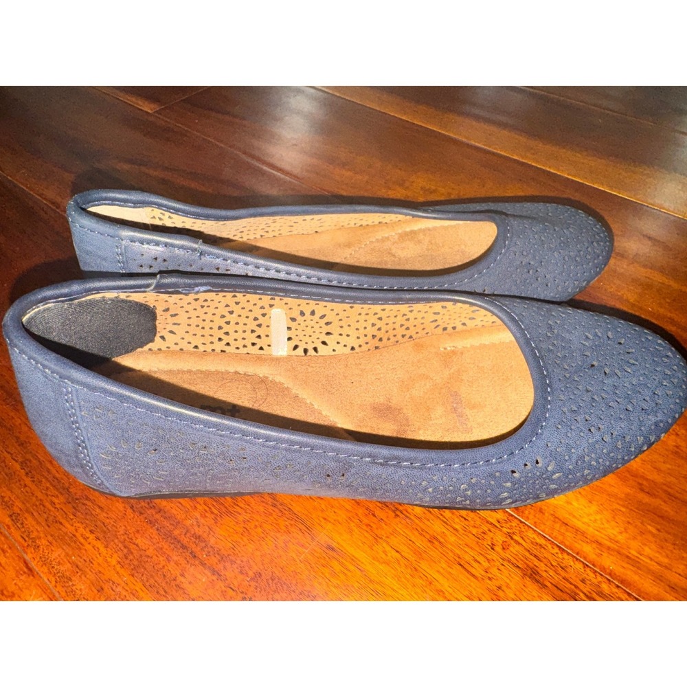 White Mountain Women Navy Blue Perforated Ballet Flats‎ Comfort Size 7